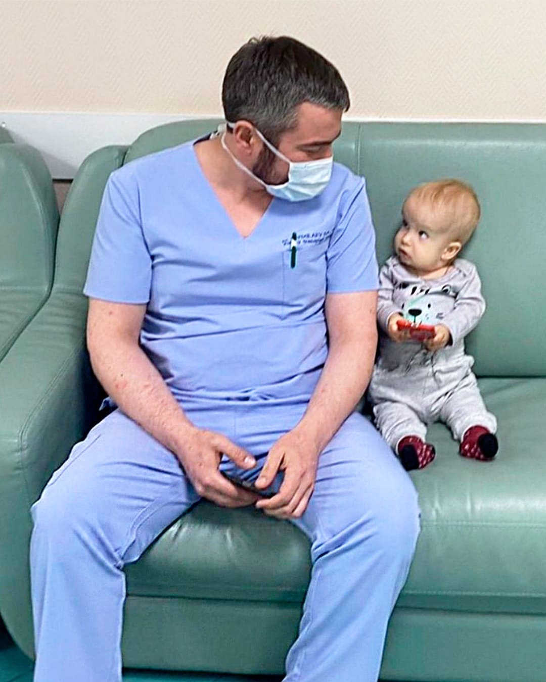 Врач-трансплантолог Джабраил Сайдулаев с Даней. Фото из личного архива