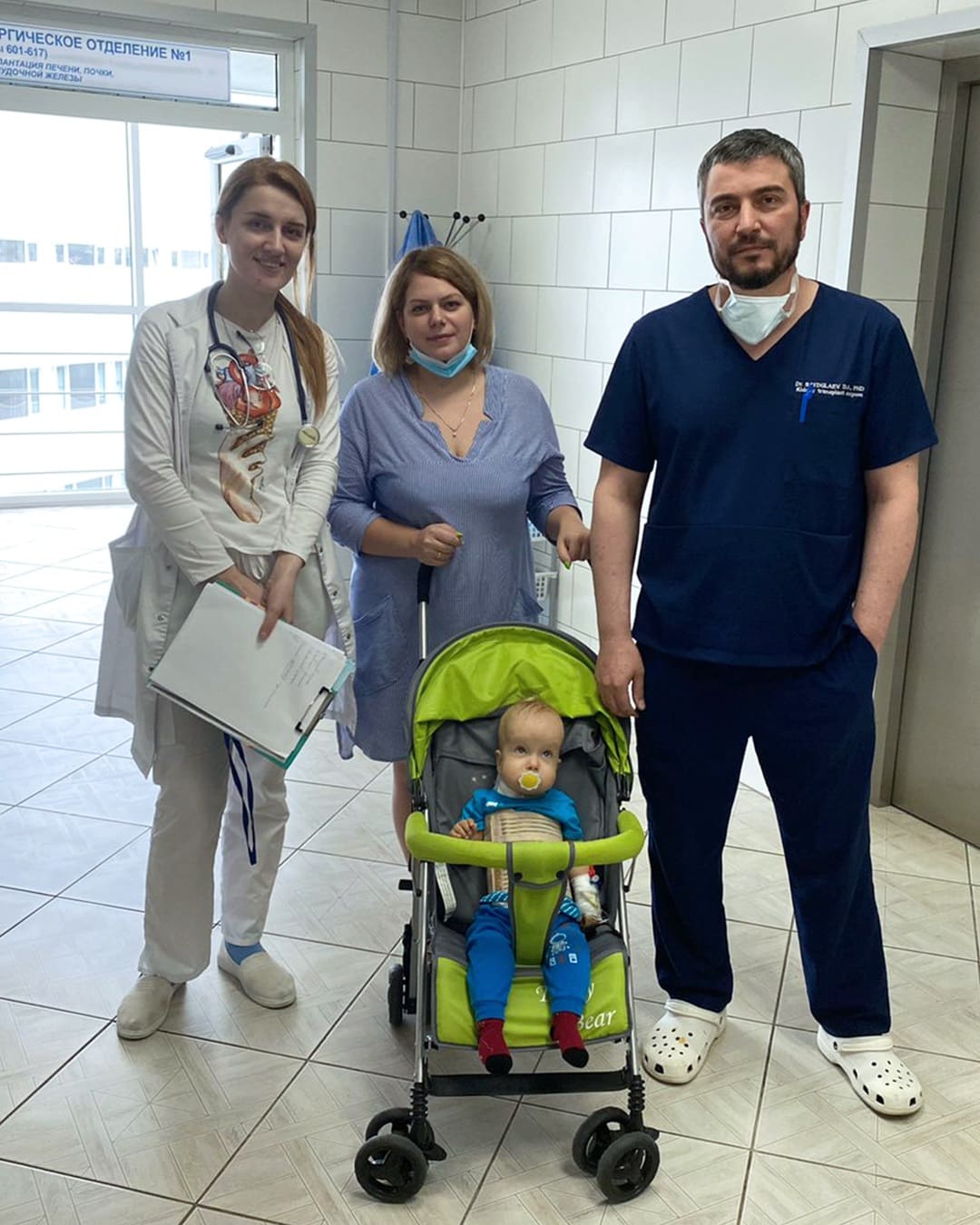 Врач Д.А.Сайдулаев с коллегами и маленьким пациентом. Фото из личного архива